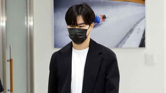 진천선수촌에서 음주운전 사고를 낸 스피드스케이팅 국가대표 김민석이 8일 오후 서울 송파구 대한빙상경기연맹 회의실에서 열린 스포츠공정위원회(징계위원회)에 출석하고 있다.    [연합뉴스]